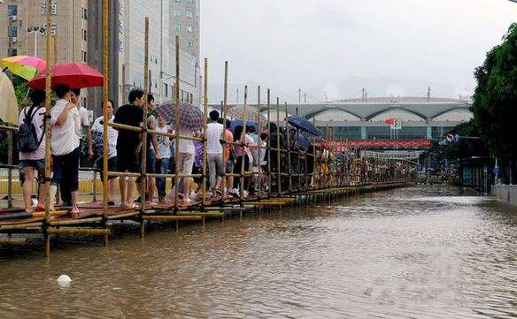 火车站广场积水图