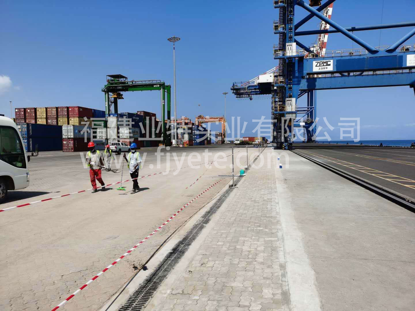 树脂排水沟搭配球墨铸铁盖板效果图